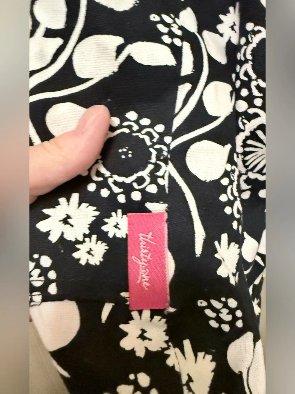 Thirty-One Reversible Hobo Bag in Black and White Floral Print Reversing to Pink